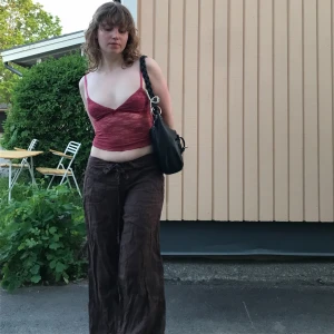 Baggy linnebyxor - Bruna vida linnebyxor i fint skick, går att bära både låg- och högmidjat då det finns ett snöre i midjan☺️