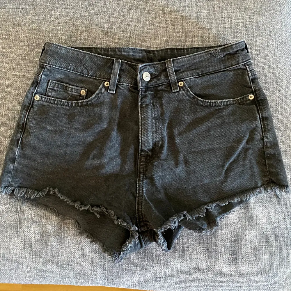 Snygga svarta denim shorts inköpta förra sommaren använda 2 ggr så i nyskick :). Shorts.
