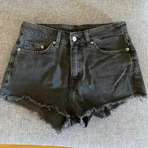 Snygga svarta denim shorts inköpta förra sommaren använda 2 ggr så i nyskick :)