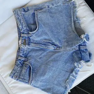 Snygga jeansshorts från Zara, har en liten fläck men är enkelt att tvätta bort. Använda ett fåtal gånger💗💗