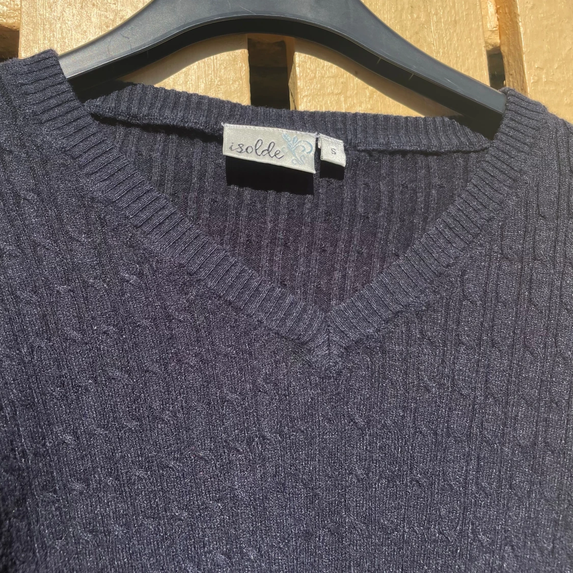 V-ringad marinblå långärmad