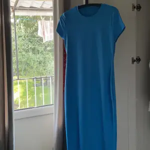 Testad en gång! Lång klänning och väldigt stretchig i en super fin blå färg! Sitter mot kroppen! Storlek M, men kan passa en L då den är väldigt stretchig. Säljer den då den är lite för stor för mig