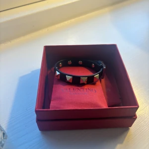 Valentino armband  - Superfint armband som jag använt ganska mycket men fortfarande i väldigt bra skick. Extra nitarna, äkthetsbevis och nfc tagg medföljer🫶 Hittar dessvärre inte dustbag! 