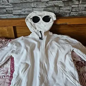 Nu säljer jag min vita CP company hoodie eftersom att jag har slutat använda den lika ofta, den är i bra skick bortsett från att tråden runt luvan är borta. Den är jätte bekväm och dessutom extremt snygg.  Pris kan diskuteras Nyköpt pris: >3000:-