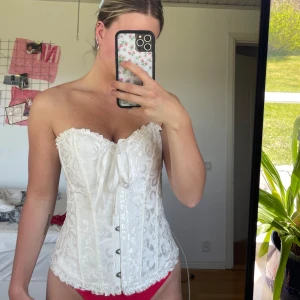 Korsett - Hejsan. Säljer denna superfina korsett som ej kommer till användning. FRI FRAKT!💓