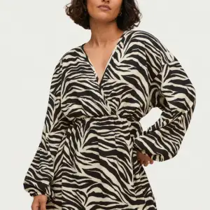 Säljer en oandvänd klänning med zebra mönster perfekt till sommaren💕