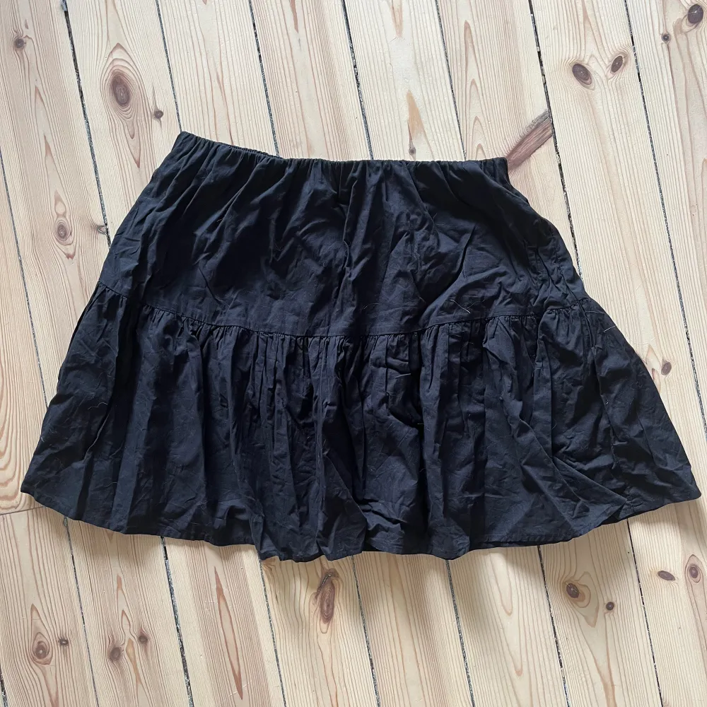 Kort och fluffig kjol från gina tricot! Har använt 3 ggr typ. Kjolar.