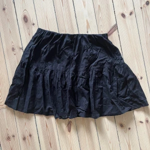 Kjol - Kort och fluffig kjol från gina tricot! Har använt 3 ggr typ