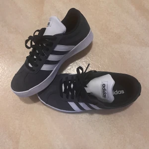 Skor - Säljer adidas skor som endast är testade, säljer då jag råkade köpa i fel storlek. De är i jätte bra skick och inga defekter. Hör av er vid frågor eller fler bilder. Det är storlek 36 men skulle säga att de passar en liten 37. Säljer för 500 + frakt