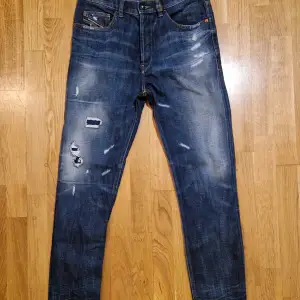 Säljer dessa ripped jeans från diesel, toppskick, storlek 31/32. Modellen heter tapered men tycker den passar som slim ba. Hör av dig kring funderingar