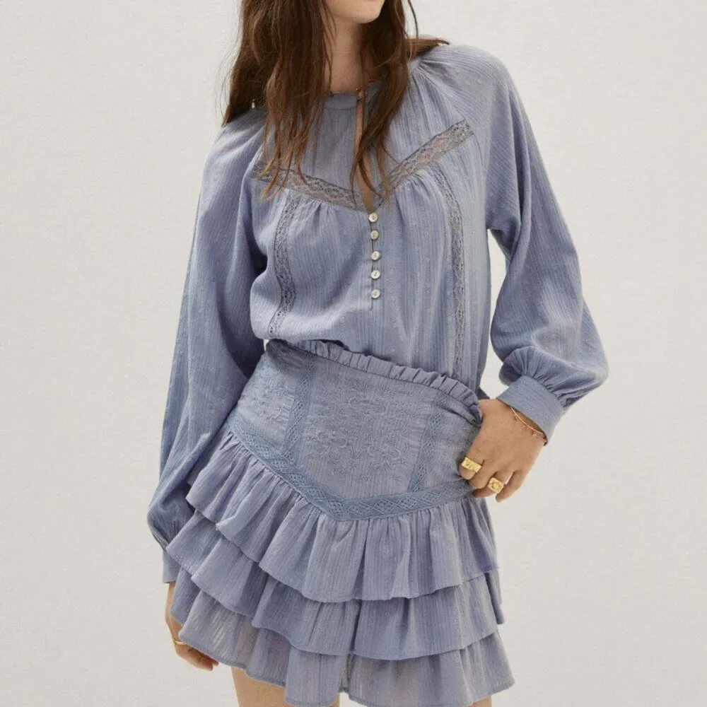 Säljer detta superfina kjol och blus settet från mango. Bara använd 1 gång, säljer pga de är för stort. . Klänningar.