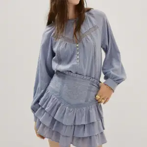 Säljer detta superfina kjol och blus settet från mango. Bara använd 1 gång, säljer pga de är för stort. 