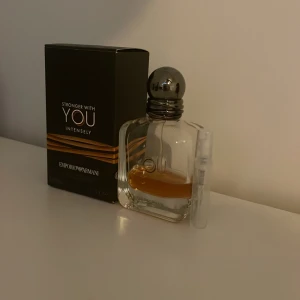 Säljer 3 ml av Stronger With you intensely🍦 - En fin vanilj doft som passar bra till dejter, köp en samples av mig istället för att spendera 700kr på en hel parfym som du kanske inte gillar.