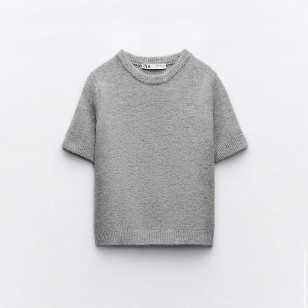 Säljer denna fina t shirt då den inte kommer till användning!💓nypris 329, endast använd 1 gång. Stickat.