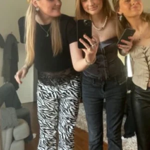 Zebra byxor  - Ett par super fina Lågmidjade botcut byxor/jeans i zebra mönster 🦓 