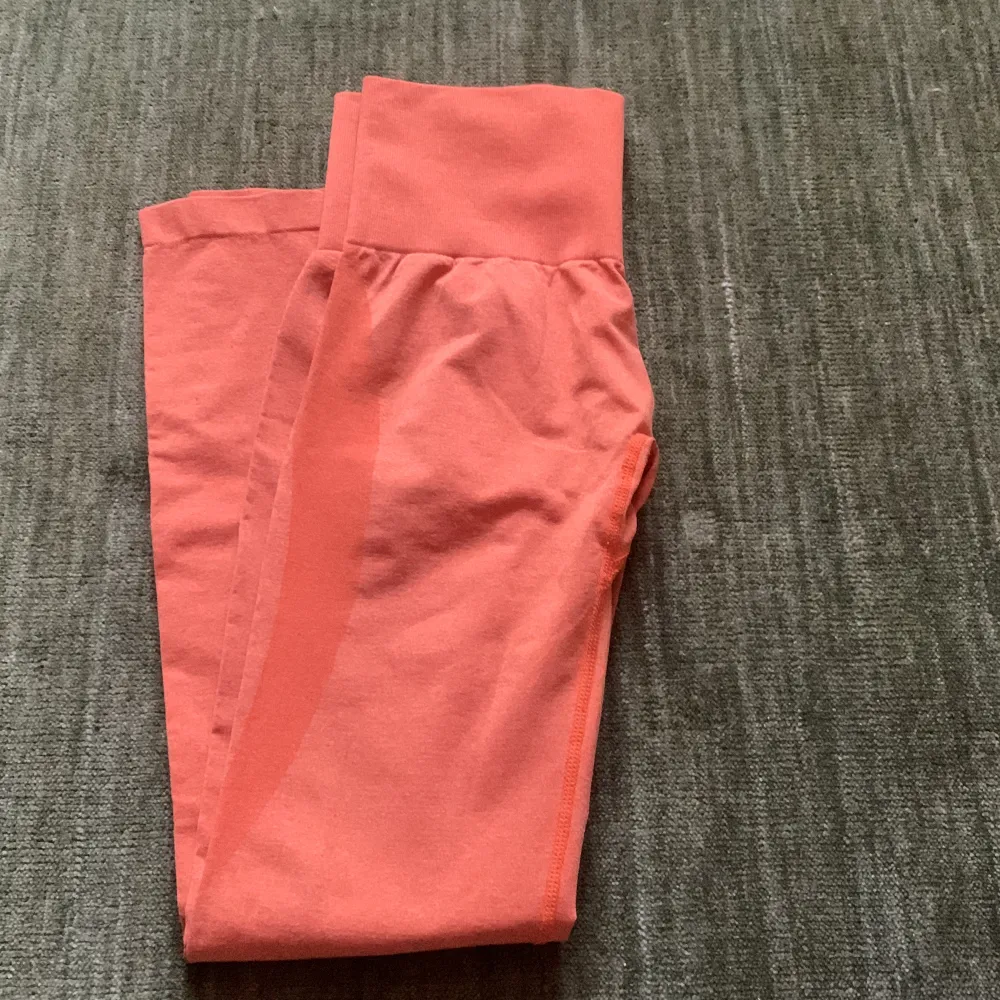 Orangea nvgtn tights i storlek S. Skuggning vid lår och under rumpa. Tyvärr är den en liten grå fläck under ena knät ( se bild) . Sport & träning.