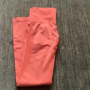 Orangea nvgtn tights i storlek S. Skuggning vid lår och under rumpa. Tyvärr är den en liten grå fläck under ena knät ( se bild) 