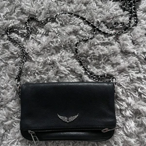 Zadig Väska - Säljer min fina väska från Zadig & Voltaire. Den har en liten fläck på innersidan, skriv för bild! Annars i bra skick och använd endast ett par gånger💓💓 pris kan diskuteras!!