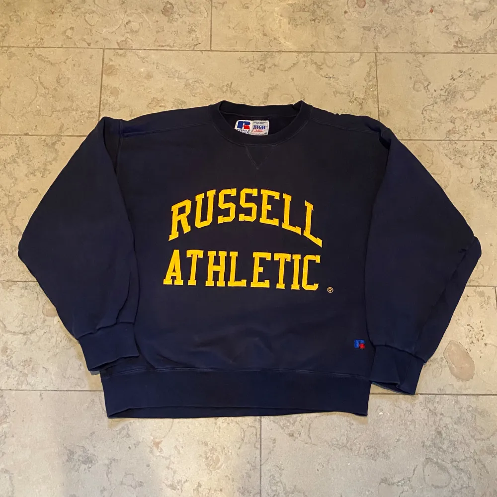 Säljer denna vintage Russel Athletic tröjan i storlek M. Den är i bra skick förutom ett litet hål på armen. Hör av er vid minsta fundering!. Tröjor & Koftor.