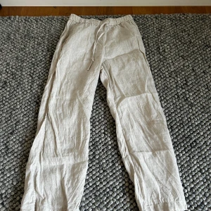 Linnebyxor  - Tjena, säljer dessa mycket fina linnebyxor från Arket, använd ett par fåtal gånger satt byxorna är i ett bra skick, hör av er vid frågor och funderingar!