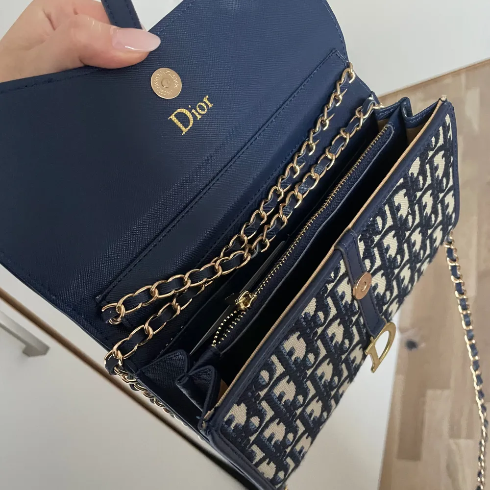 Dior saddle Pouch banden kan bli kortare genom att lägga in i väskan som på bilden. (Inte äkta men bra kvalite) . Väskor.