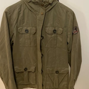 Grön jacka  - Är i bra kvalitet, har använt ganska mycket och har sytt en emblem i armen (bild 3) 💚
