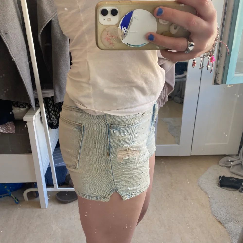 Cilla shorts med stenar på framsidan och några trasiga detaljer. Köpt på Ginatricot (barnavdelningen) för ett år sedan för 280 kr. Använd mycket men fin. Shorts.