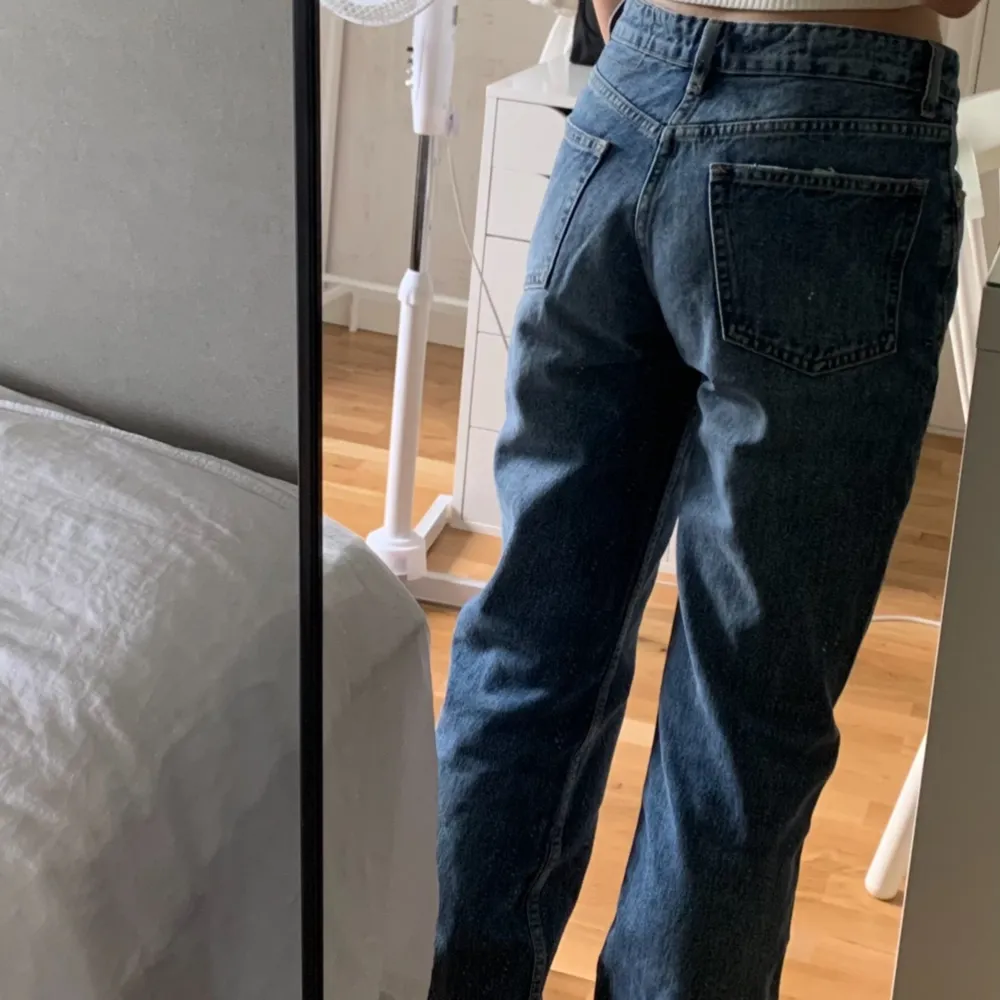Blåa lågmudjade jeans från zara i storlek 36💗jag är 163,5 och dem är lite långa på mig men funkar bra ändå. Endast testade.. Jeans & Byxor.