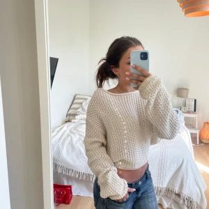 Stickad tröja - En stickad tröja från zara med öppen rygg.  Tröjan är i bra skick och nästan inte använd.  Skriv vid fler frågor❣️ Priset kan diskuteras🩷🩷