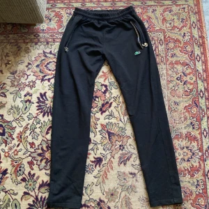 Lacoste byxor och hoodie - Båda plaggen är i väldigt bra skick båda är storlek M men tröjan passar som en S Kan sälja dem för sig 