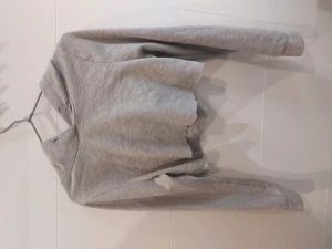 Hoodie - Stl S  Magtröja Köparen står för frakten 