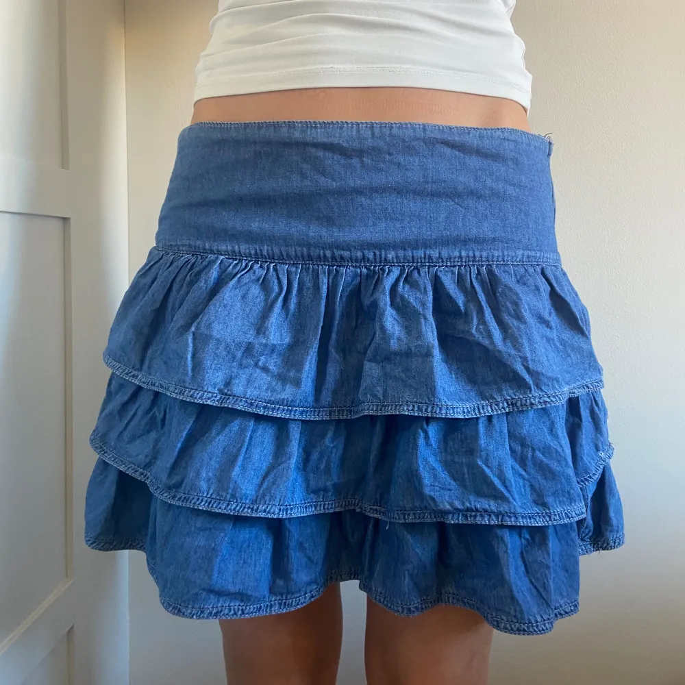 Säljer denna skit snugga jeans kjol med knäppe av dragkedja på sidan! Storlek S säljer för 250!💞. Kjolar.
