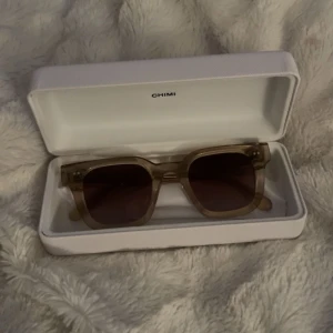 Chimi - Intressekoll på mina chimis, i färgen beige modell 04💓Säljer för 700 men kan diskuteras💗Skulle gärna byta mot ett par 08 i helst samma färg men andra funkar