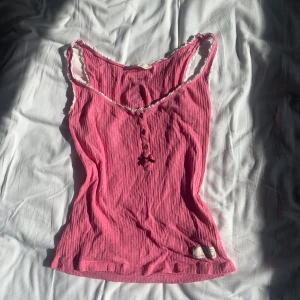 Topp - väldigt söt rosa topp med söta detaljer. från Odd Molly.