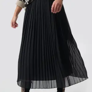 Superfin kjol från nakd, använd 1 gång bara! Ser helt ny ut! Passar Small/medium, resår i midjan! 
