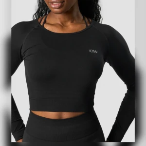 Träningströja från I can I will - cropped långärmad svart träningströja nypris 399kr Har inte kommit till användning