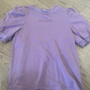 Lila kortärmad tröja med puffar på ärmen💕 - I ganska bra skick! Använd ungefär 2 gånger.