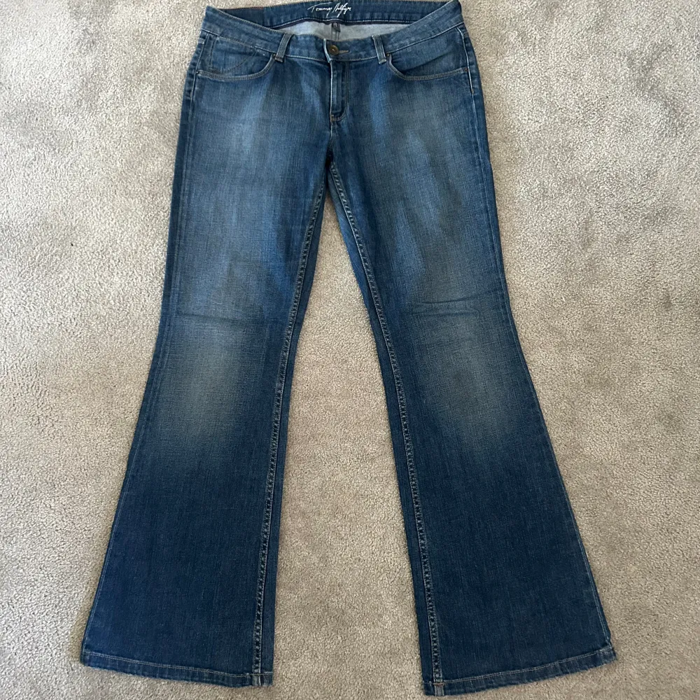 Super snygga lågmidjade jeans från Tommy Hilfiger i bra skick. Midjemåttet är 40 cm och Innerbenslängden är 80 cm. . Jeans & Byxor.