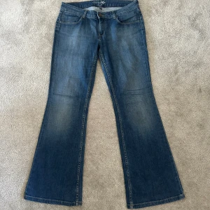 Tommy Hilfiger - Super snygga lågmidjade jeans från Tommy Hilfiger i bra skick. Midjemåttet är 40 cm och Innerbenslängden är 80 cm. 