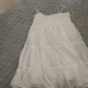 Klänning,ny. - Ny,Gina tricot,vit,klänning,Young. 