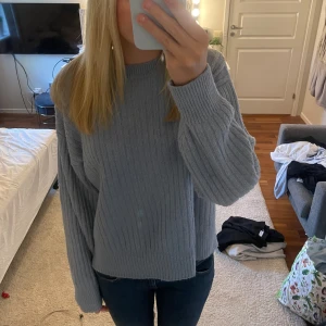Stickad tröja  - Säljer denna supergulliga blåa stickade tröja från hm! Inte använd speciellt många gånger därav i bra skick💕 skriv vid frågor eller funderingar. 