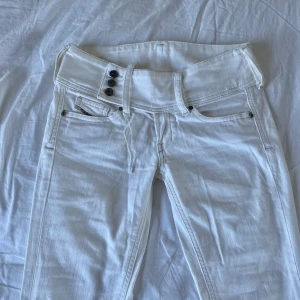Lowwaist bootcut diesel jeans - Vita lowwaist bootcut diesel jeans🤍Så coola! W26 L 32🤩Pris går att diskutera☺️Inget slitage, säljer då de inte är min stil💕
