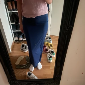 Långkjol - Tight mörkblå långkjol, aldrig använd därav i nyskick!