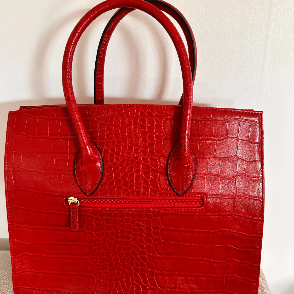 Röd handväska i krokodilmönster - 90