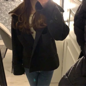Kappahl Kappa - Svart kappa från kappahl som är i nyskick o köptes för 800kr🔥🔥💘💘perfekt för hösten