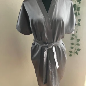 Morgonrock - I mycket bra skick, användes en vecka på semester därav priset, strl S/M. Tyg: Atlas Satin Stretch.