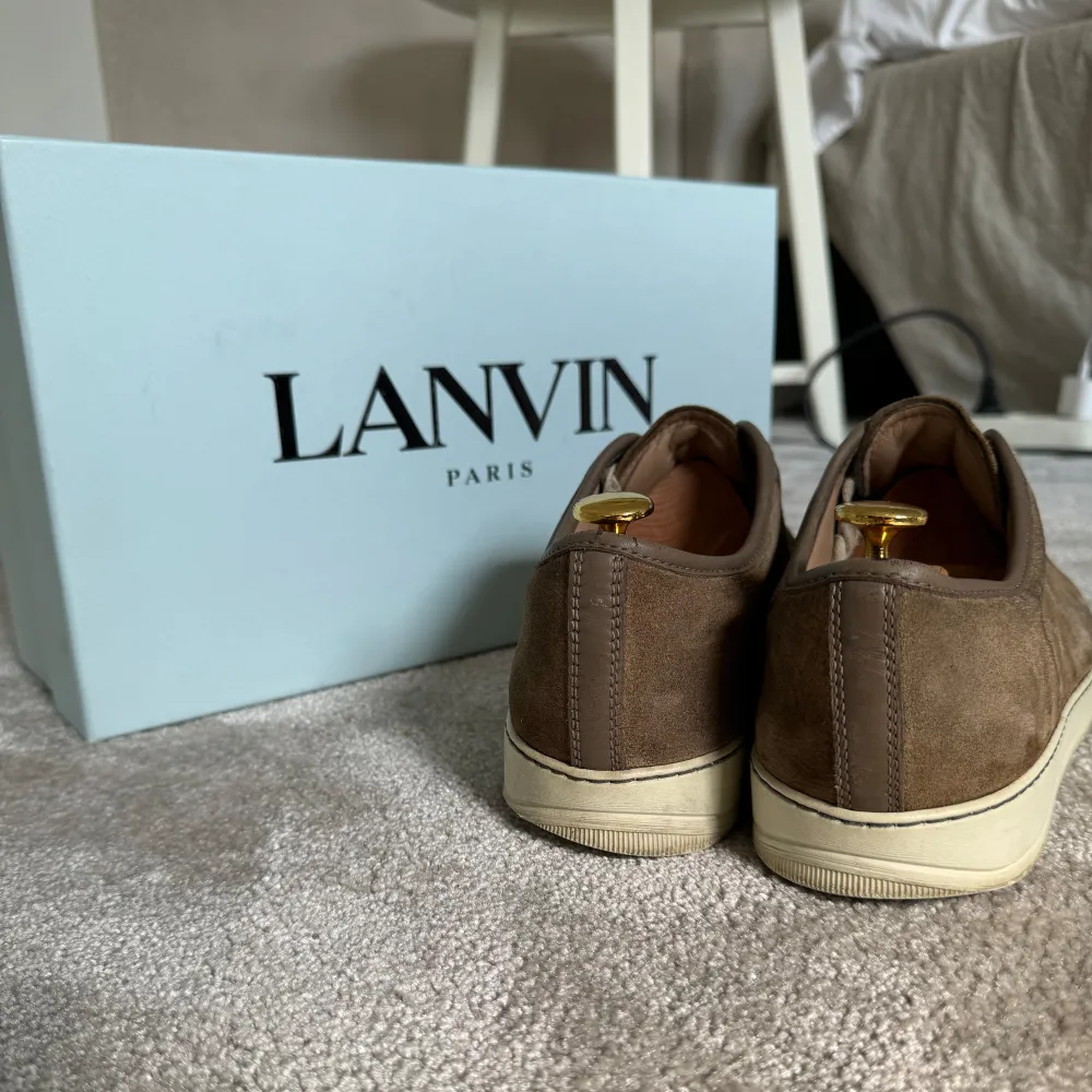 Lanvin skor köpta på NK 2022. Kvitto, box och dustbag medföljer. Skick: 6/10. Slitningar på bild 4 & 5. Skriv för minsta funderingar så svarar jag så snabbt jag kan!🌟. Skor.