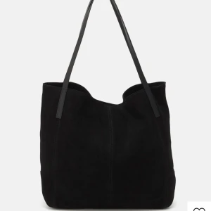 Svart väska  - ”Lägger upp annonsen på nytt pågrund av oseriös köpare!” Super fin basic svart väska från Anna Field, köptes för ett tag sedan har använt några gånger,inga skador finns.Säljer pågrund av att den ej kommer till användning längre💓 Pris kan diskuteras☺️