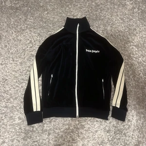 Palm angels tröja - Säljer min Palm angels tröja i fin skick, finns inga skador eller fläckar, pris går att diskutera