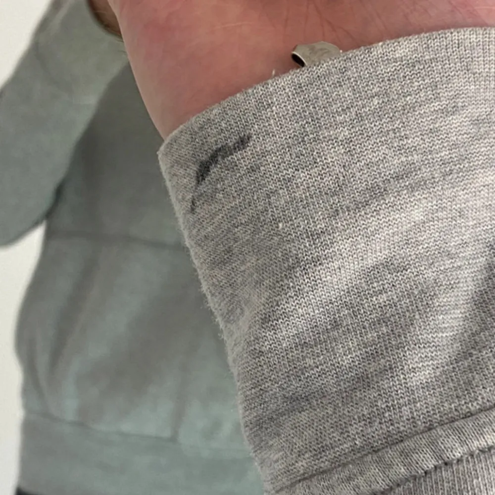 Säljer denna unika gråa Ralph Lauren hoodien, en liten deflekt ( titta bild två) , kanske går bort med något slags medel annars inga konstigheter, pris går alltid att diskutera! ✅. Hoodies.